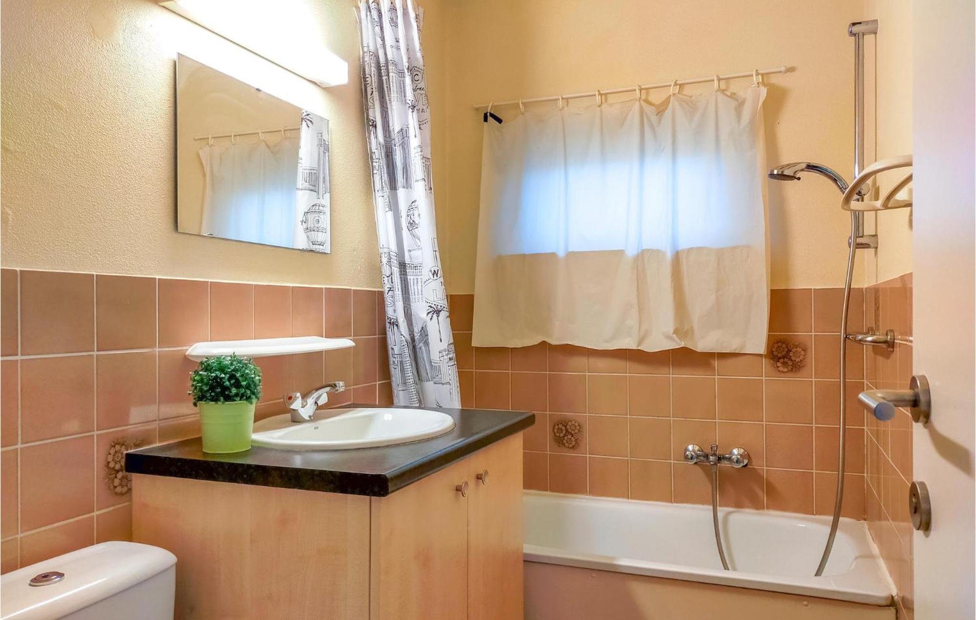 3 Bedroom Awesome Home In Oostduinkerke Bagian luar foto