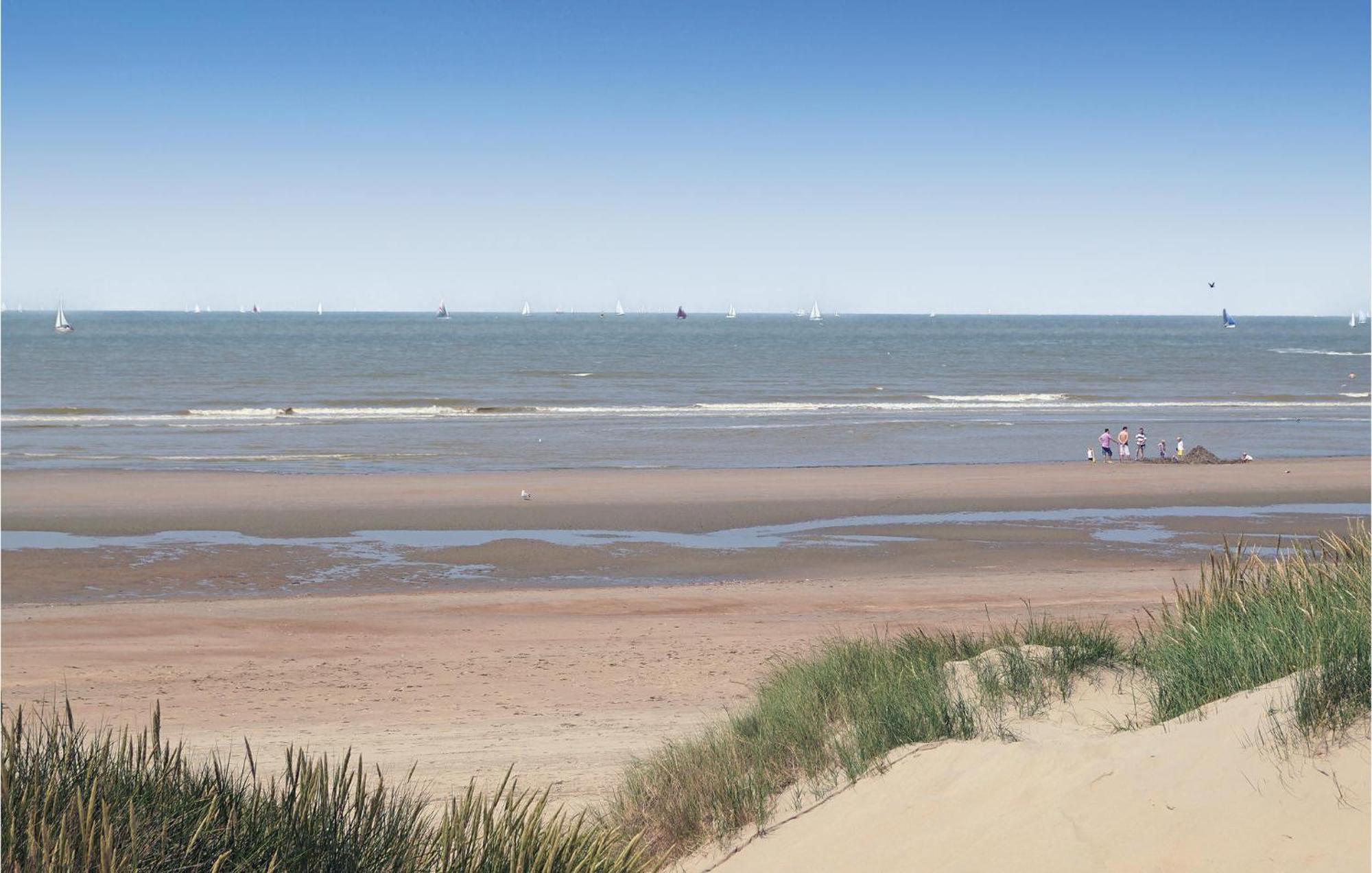 3 Bedroom Awesome Home In Oostduinkerke Bagian luar foto